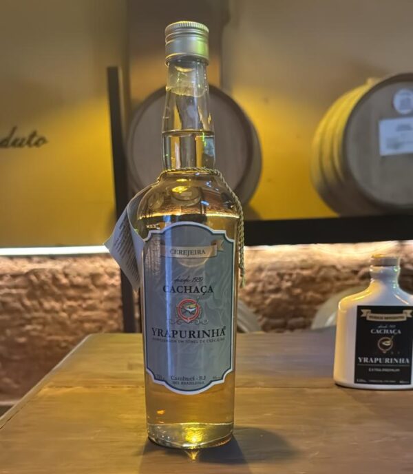 Cachaça armazenada em tonel cerejeira 700ml